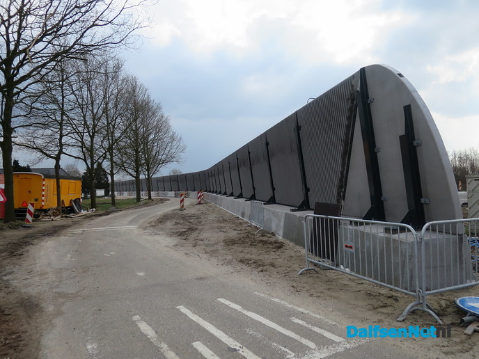 RW 35 geluidsscherm en nooit meer zon en wind - Foto: Wim
