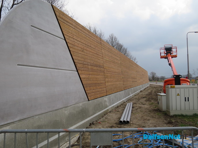RW 35 geluidsscherm en nooit meer zon en wind - Foto: Wim