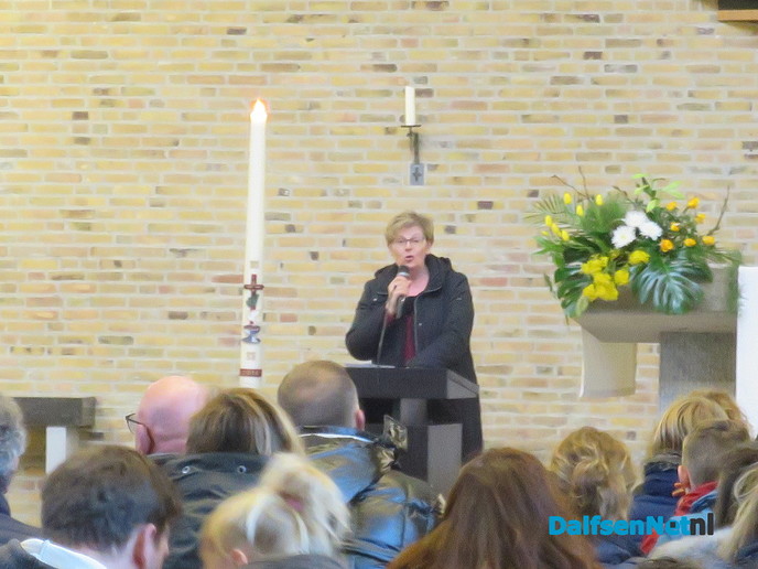 Paasvuur in Hoonhorst erg druk en snel opgebrand - Foto: Wim