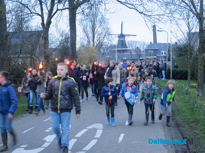 Paasvuur in Hoonhorst erg druk en snel opgebrand - Foto: Wim