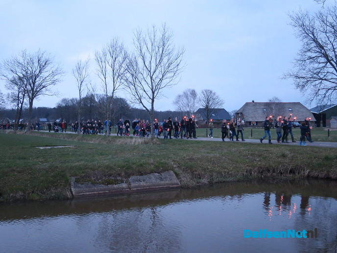 Paasvuur in Hoonhorst erg druk en snel opgebrand - Foto: Wim