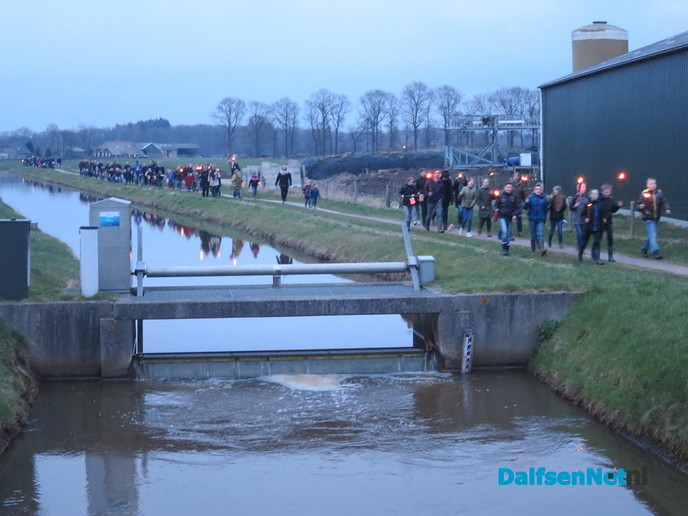 Paasvuur in Hoonhorst erg druk en snel opgebrand - Foto: Wim