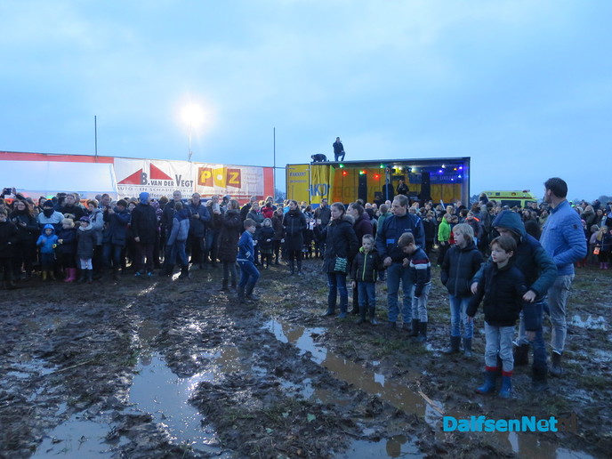 Paasvuur in Hoonhorst erg druk en snel opgebrand - Foto: Wim