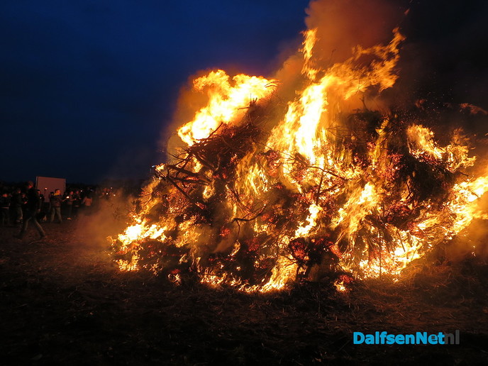 Paasvuur in Hoonhorst erg druk en snel opgebrand - Foto: Wim