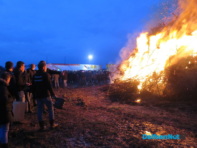 Paasvuur in Hoonhorst erg druk en snel opgebrand - Foto: Wim
