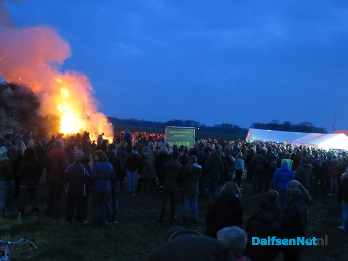 Paasvuur in Hoonhorst erg druk en snel opgebrand - Foto: Wim