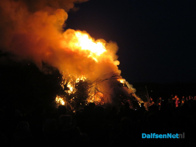Paasvuur in Hoonhorst erg druk en snel opgebrand - Foto: Wim