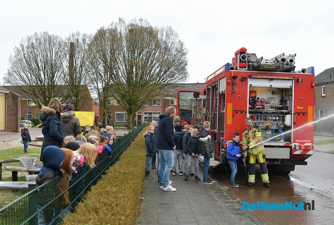 De brandweer op school voor je spreekbeurt, bij GBS De Uitleg - Foto: Johan Bokma
