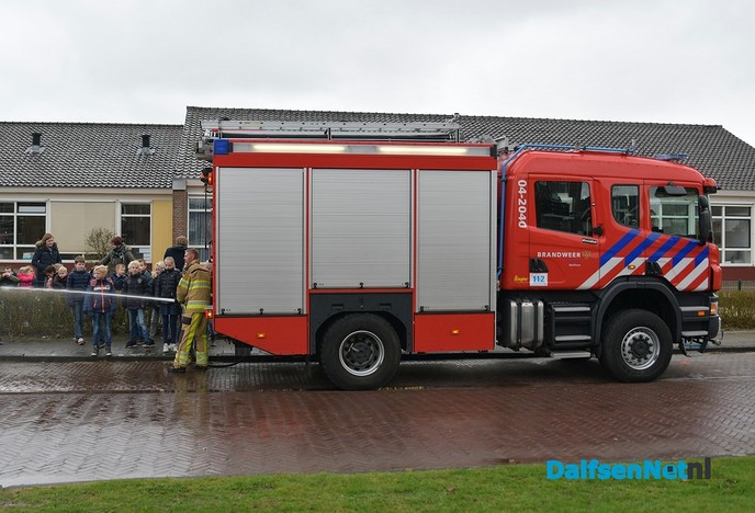 De brandweer op school voor je spreekbeurt, bij GBS De Uitleg - Foto: Johan Bokma
