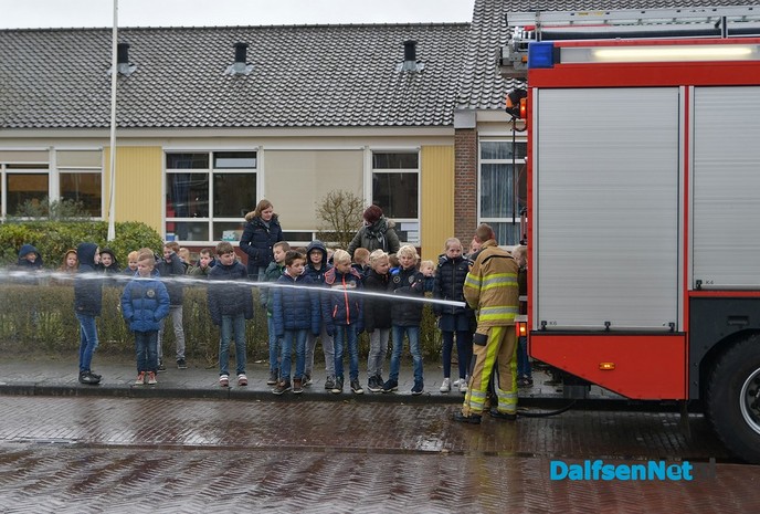 De brandweer op school voor je spreekbeurt, bij GBS De Uitleg - Foto: Johan Bokma