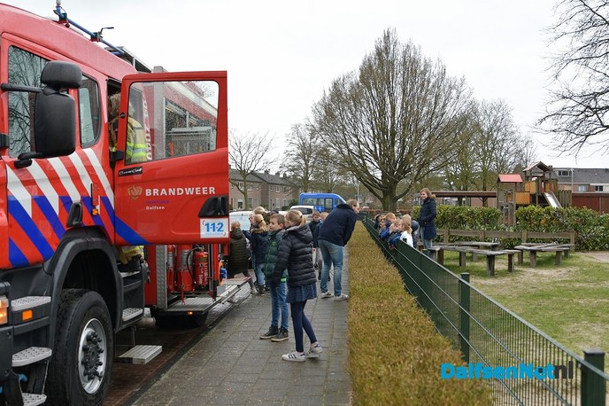 De brandweer op school voor je spreekbeurt, bij GBS De Uitleg - Foto: Johan Bokma