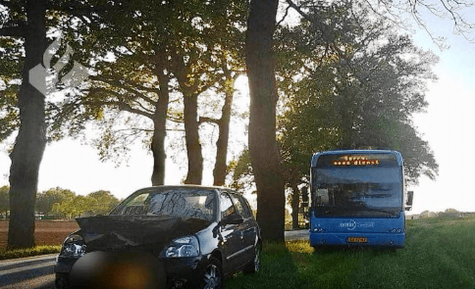 Aanrijding lijnbus met personenauto - Foto: Politie Dalfsen