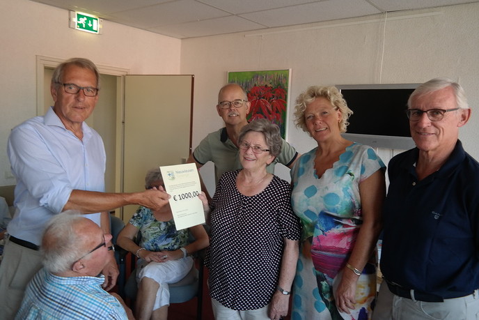 Nieuwleusen Synergie schenkt cheque - Foto: Eigen geleverde foto