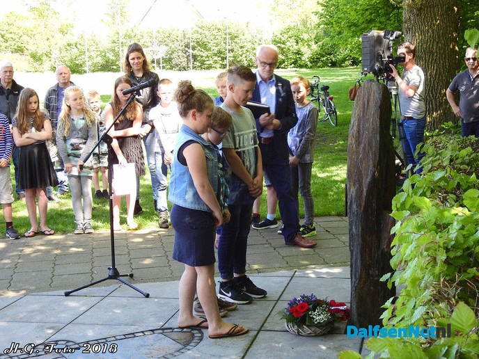 4 mei herdenking in Oudleusen. - Foto: H.G. Foto