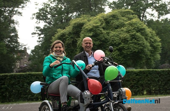 Duofiets is overhandigd - Foto: Ingezonden foto
