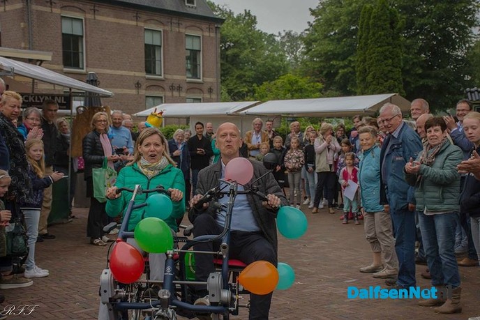 Duofiets is overhandigd - Foto: Ingezonden foto