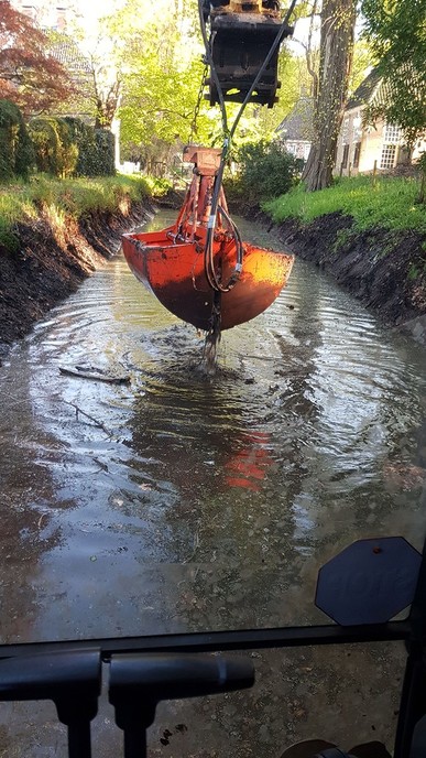 Graafmachine te water - Foto: Eigen geleverde foto