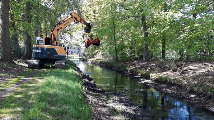 Graafmachine te water - Foto: Eigen geleverde foto