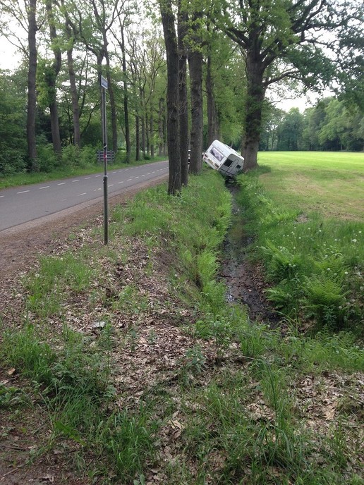 Meivakantie eindigde met caravan in de sloot - Foto: Eigen geleverde foto
