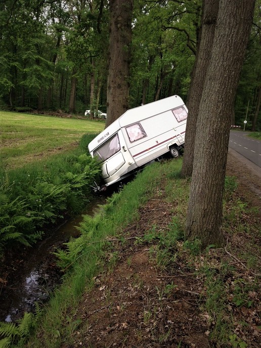 Meivakantie eindigde met caravan in de sloot - Foto: Eigen geleverde foto