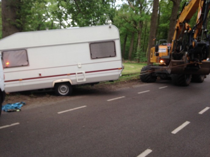 Meivakantie eindigde met caravan in de sloot - Foto: Eigen geleverde foto
