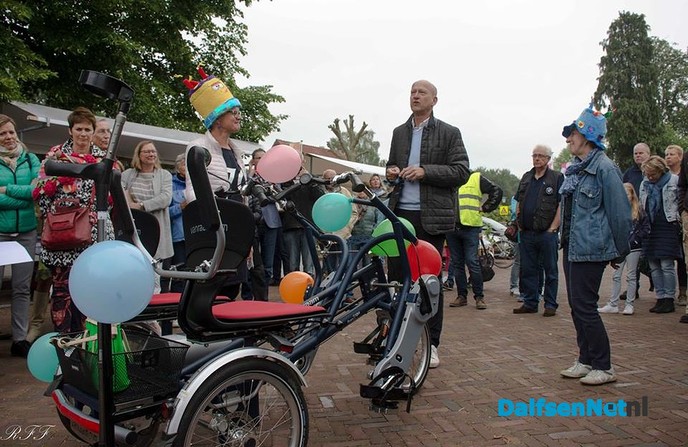 Duofiets is overhandigd - Foto: Ingezonden foto