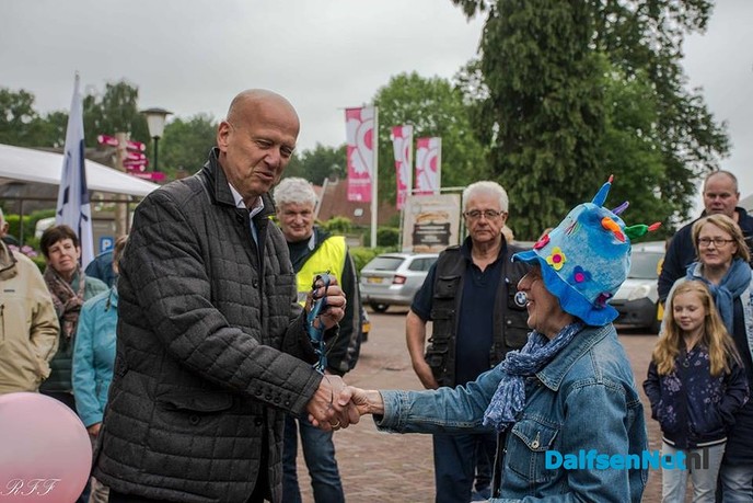 Duofiets is overhandigd - Foto: Ingezonden foto