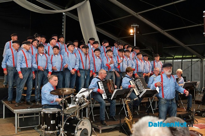 Damovo start met Shantykoor de Stuwzangers - Foto: Johan Bokma