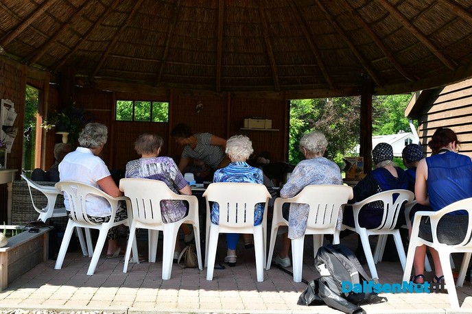 Natuur en Milieu Overijssel overhandigt educatieve natuurkist aan Zorgspectrum Het Zand - Foto: Johan Bokma