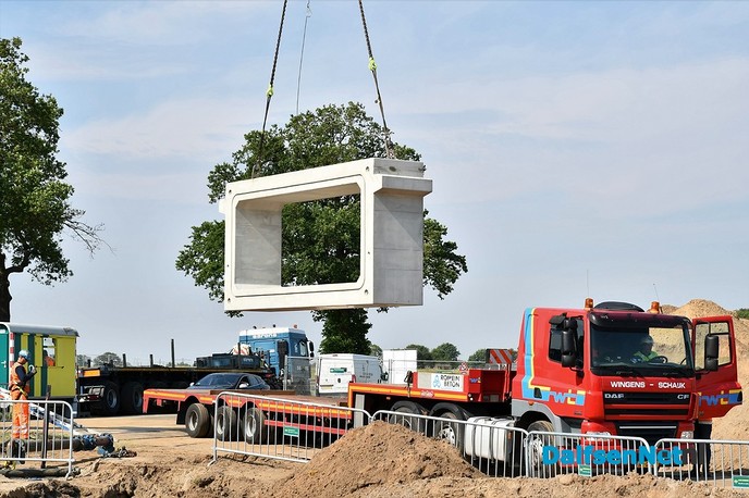 Duikerelementen plaatsen Dalfserveldwetering Hessenweg - Foto: Johan Bokma