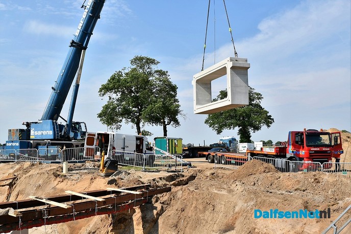 Duikerelementen plaatsen Dalfserveldwetering Hessenweg - Foto: Johan Bokma