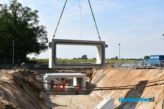 Duikerelementen plaatsen Dalfserveldwetering Hessenweg - Foto: Johan Bokma
