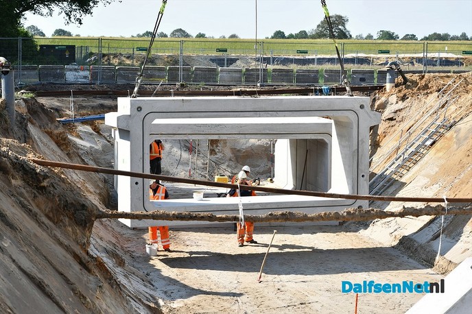 Duikerelementen plaatsen Dalfserveldwetering Hessenweg - Foto: Johan Bokma