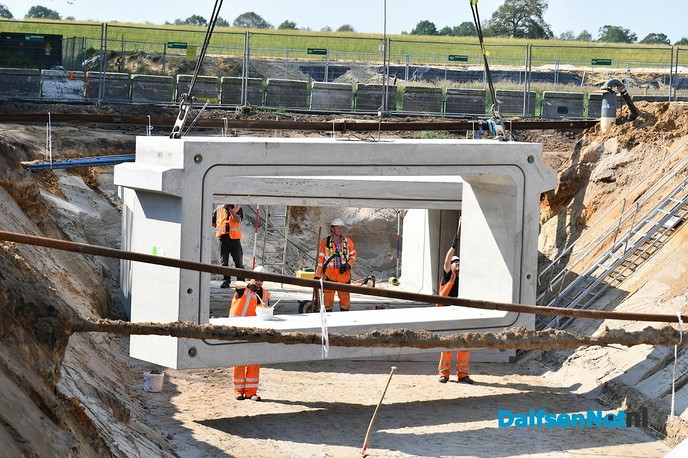 Duikerelementen plaatsen Dalfserveldwetering Hessenweg - Foto: Johan Bokma