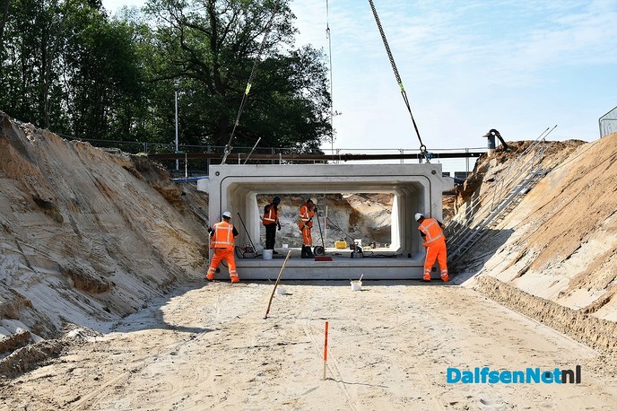 Duikerelementen plaatsen Dalfserveldwetering Hessenweg - Foto: Johan Bokma