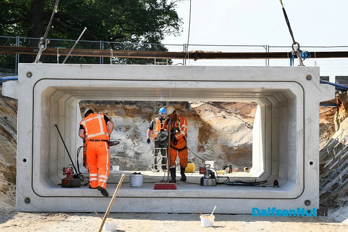 Duikerelementen plaatsen Dalfserveldwetering Hessenweg - Foto: Johan Bokma