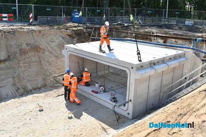 Duikerelementen plaatsen Dalfserveldwetering Hessenweg - Foto: Johan Bokma