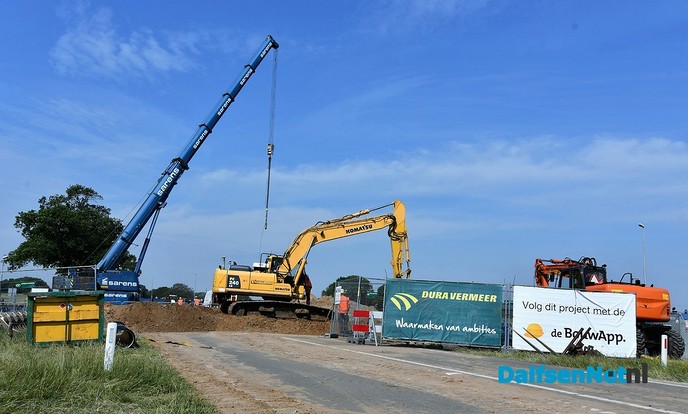 Duikerelementen plaatsen Dalfserveldwetering Hessenweg - Foto: Johan Bokma