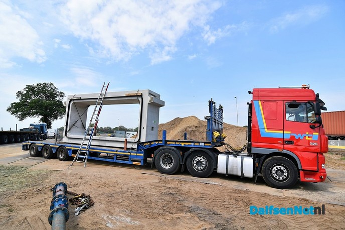 Duikerelementen plaatsen Dalfserveldwetering Hessenweg - Foto: Johan Bokma