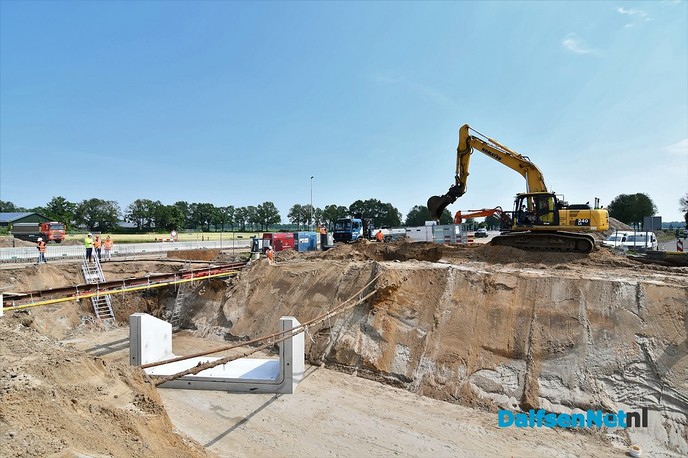 Duikerelementen plaatsen Dalfserveldwetering Hessenweg - Foto: Johan Bokma