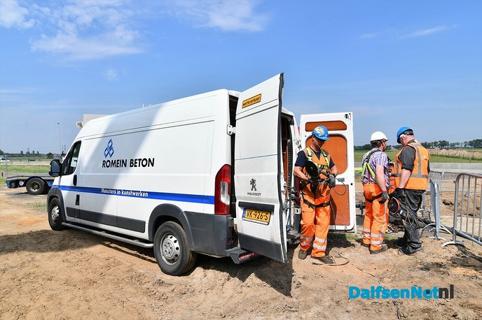 Duikerelementen plaatsen Dalfserveldwetering Hessenweg - Foto: Johan Bokma