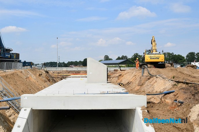 Prefab betonnen duiker van 40m onder de Hessenweg geplaatst - Foto: Johan Bokma