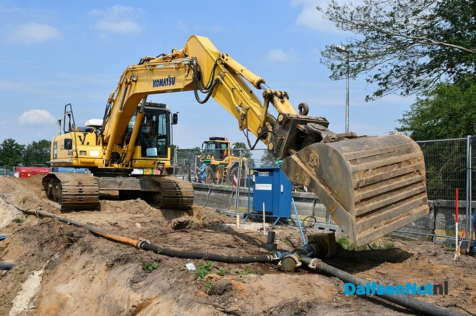 Prefab betonnen duiker van 40m onder de Hessenweg geplaatst - Foto: Johan Bokma