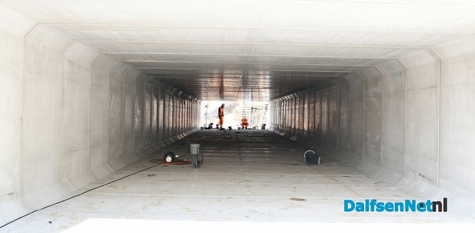 Prefab betonnen duiker van 40m onder de Hessenweg geplaatst - Foto: Johan Bokma