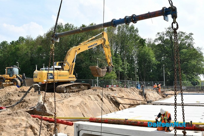 Prefab betonnen duiker van 40m onder de Hessenweg geplaatst - Foto: Johan Bokma