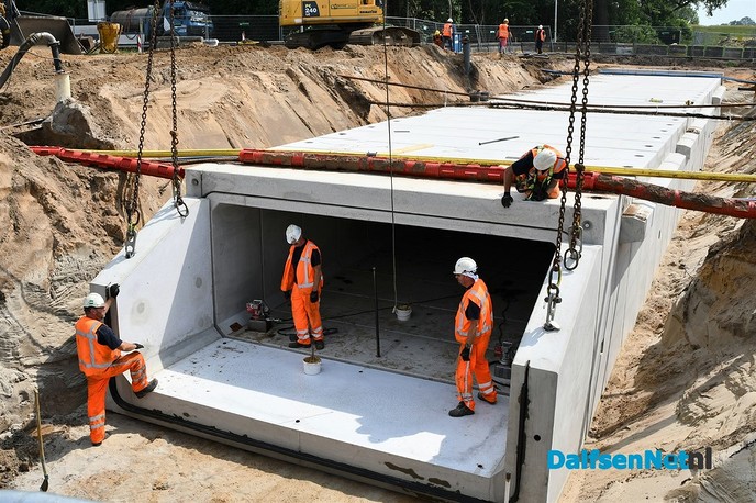 Prefab betonnen duiker van 40m onder de Hessenweg geplaatst - Foto: Johan Bokma
