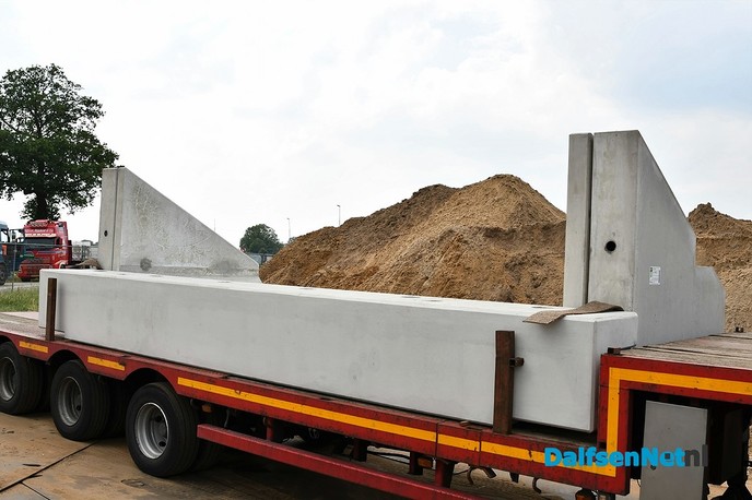 Prefab betonnen duiker van 40m onder de Hessenweg geplaatst - Foto: Johan Bokma