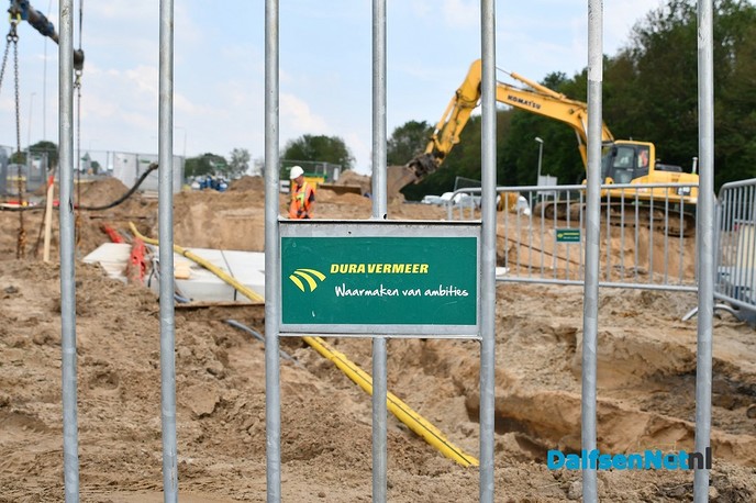 Prefab betonnen duiker van 40m onder de Hessenweg geplaatst - Foto: Johan Bokma