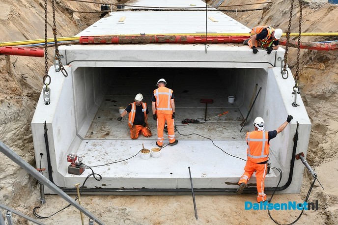 Prefab betonnen duiker van 40m onder de Hessenweg geplaatst - Foto: Johan Bokma