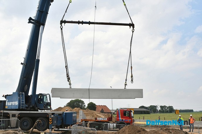 Prefab betonnen duiker van 40m onder de Hessenweg geplaatst - Foto: Johan Bokma